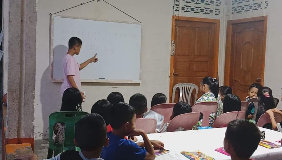 Albert-Zega-Sang-Guru-Cilik-Hebat-dari-Nias-Utara-Mengajar-Hingga-Puluhan-Siswa