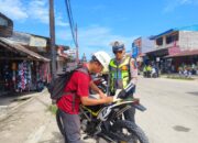 Anggota-Satlantas-Polres-Nias-Selatan-saat-sedang-menilang-salah-seorang-pengguna-jalan