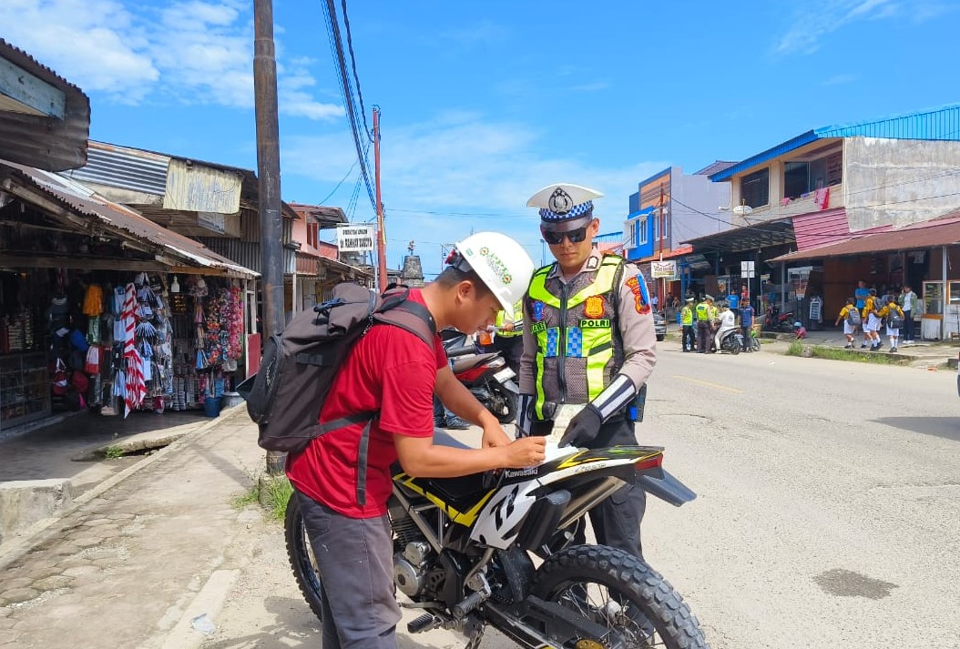 Anggota-Satlantas-Polres-Nias-Selatan-saat-sedang-menilang-salah-seorang-pengguna-jalan