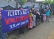 Sekelompok-Warga-membawa-spanduk-penolakan-pendirian-gereja-di-Depok