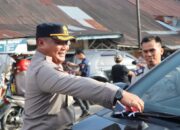 Kapolres-Nias-Selatan-Berbagi-Bendera-Merah-Putih-fdj64fj