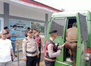Polisi-Amankan-Keberangkatan-Terdakwa-Charlie-Chandra-Menuju-Sidang-Vonis-di-PN-Tangerang