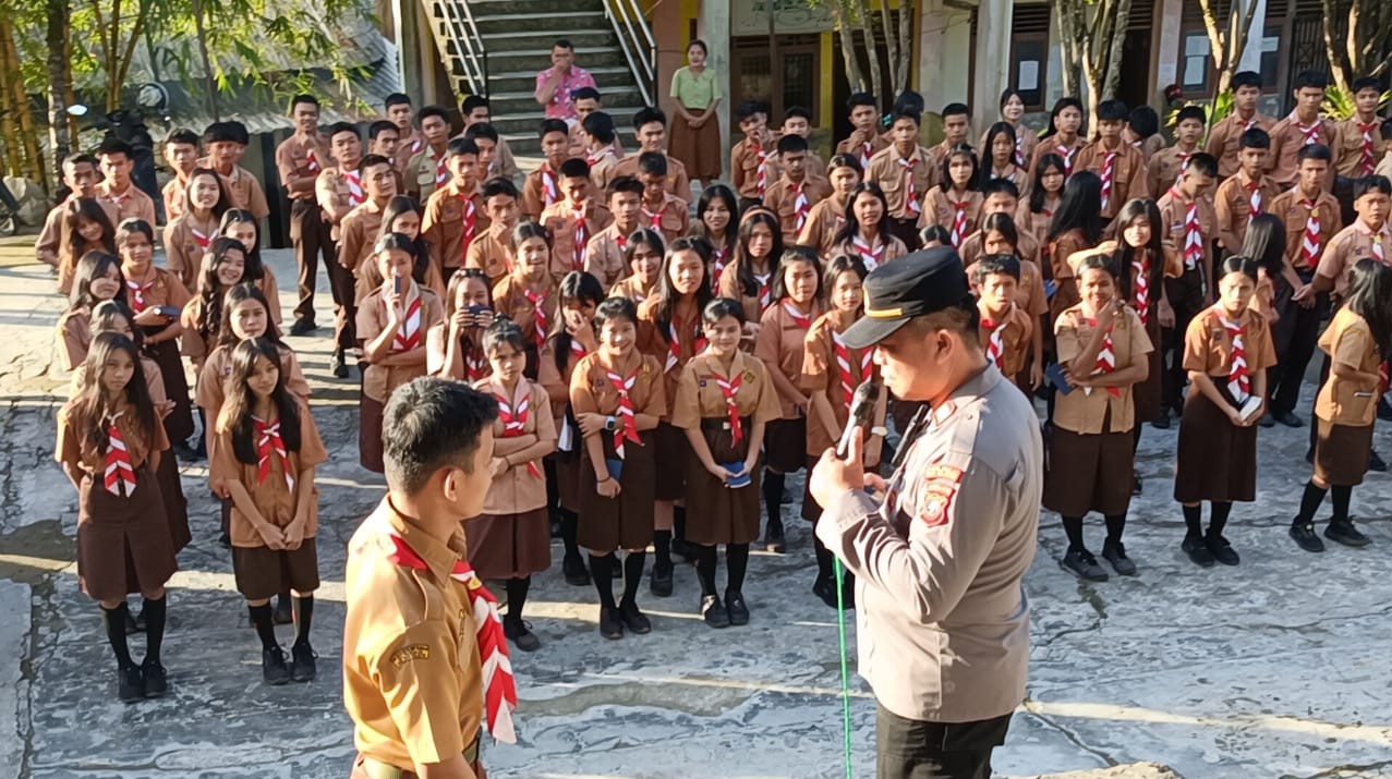 Kasat Binmas Polres Nias Selatan, AKP Sonahami Lase, saat memberikan sosialisasi UU ITE dan edukasi kenakalan remaja di SMK BNKP Telukdalam. Kasat Binmas AKP Sonahami Lase memberikan penyuluhan hukum dan sosialisasi ITE kepada pelajar SMK BNKP Telukdalam Nias Selatan.