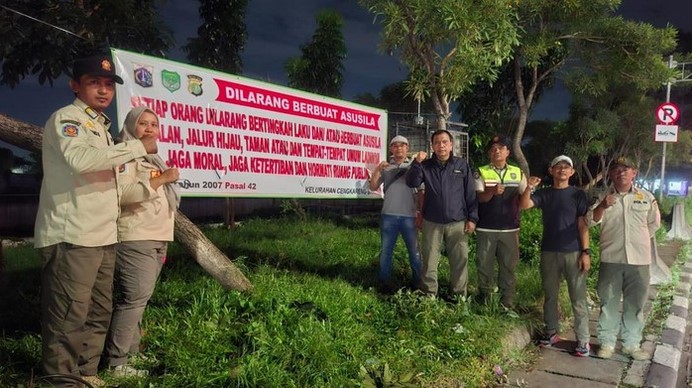 Satpol PP meningkatkan pengawasan di Taman Daan Mogot untuk mencegah aktivitas asusila. Patroli Satpol PP mengawasi area Taman Daan Mogot Jakarta pada malam hari
