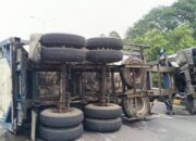 ruk-minyak-goreng-terguling-di-Tol-JORR-Cikunir-menyebabkan-macet-panjang