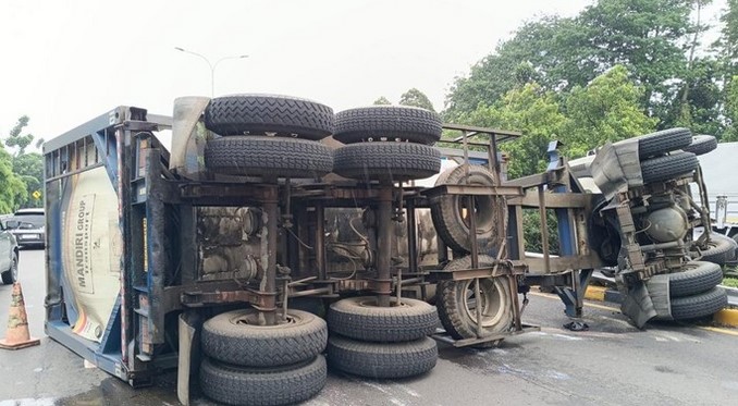 ruk-minyak-goreng-terguling-di-Tol-JORR-Cikunir-menyebabkan-macet-panjang