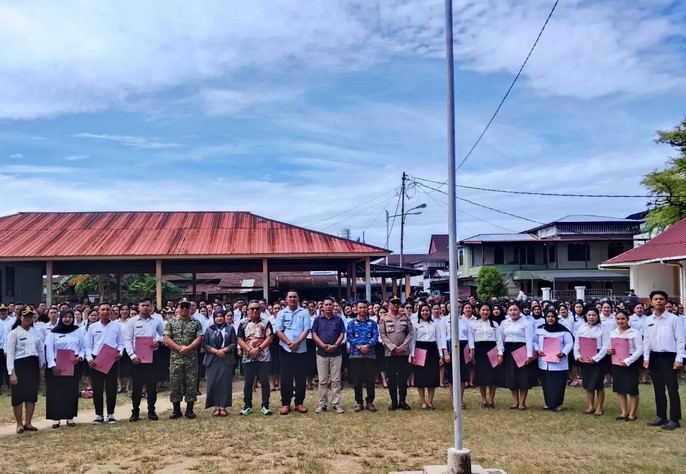 Wakil-Bupati-Nias-Selatan-Bagikan-SK-PPPK-Paruh-Waktu-di-Tello