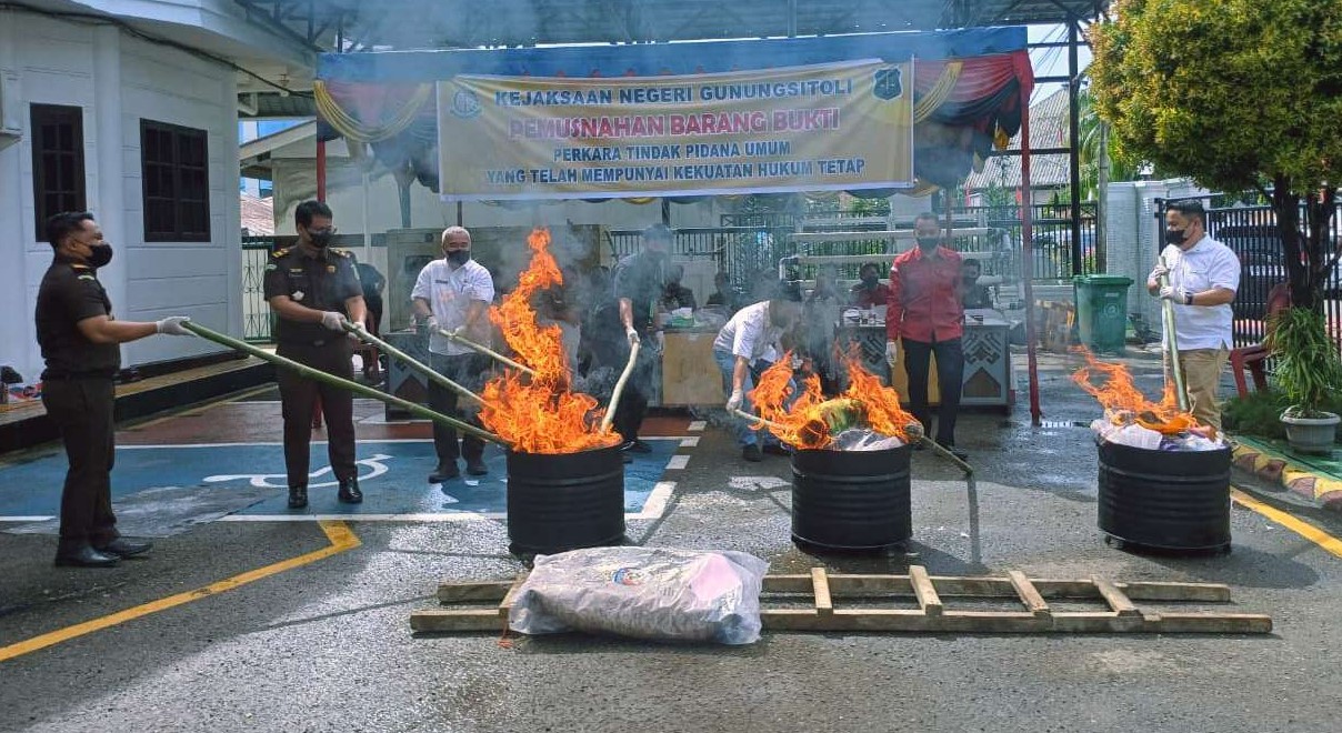 Pemusnahan-Barang-Bukti-oleh-Kajari-Gunungsitoli